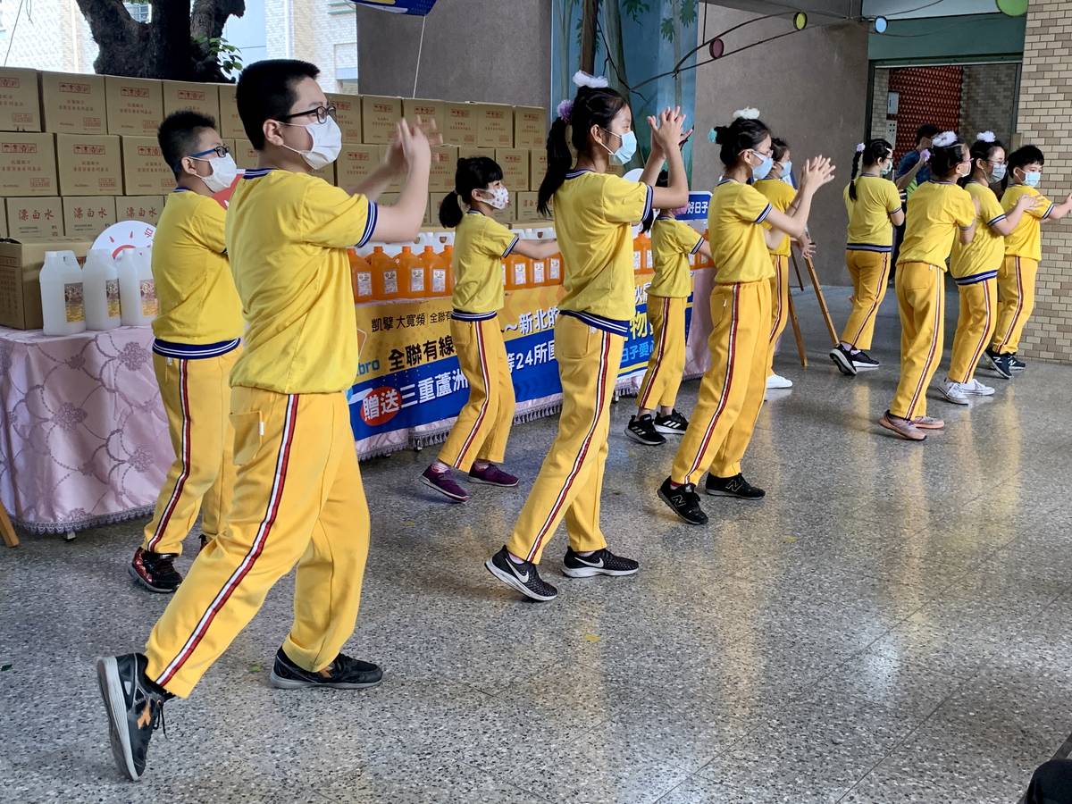 二重國小學生示範正確洗手流程。