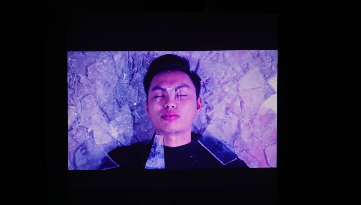 藝術家用不同的表現手法包括破碎玻璃、各種聲音及人物的串聯勾勒出家的意義