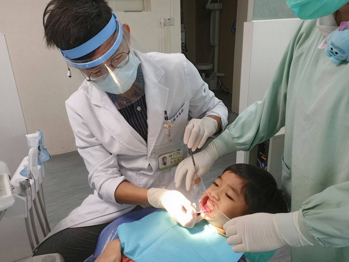 孩童看牙情境模擬照(非當事個案)