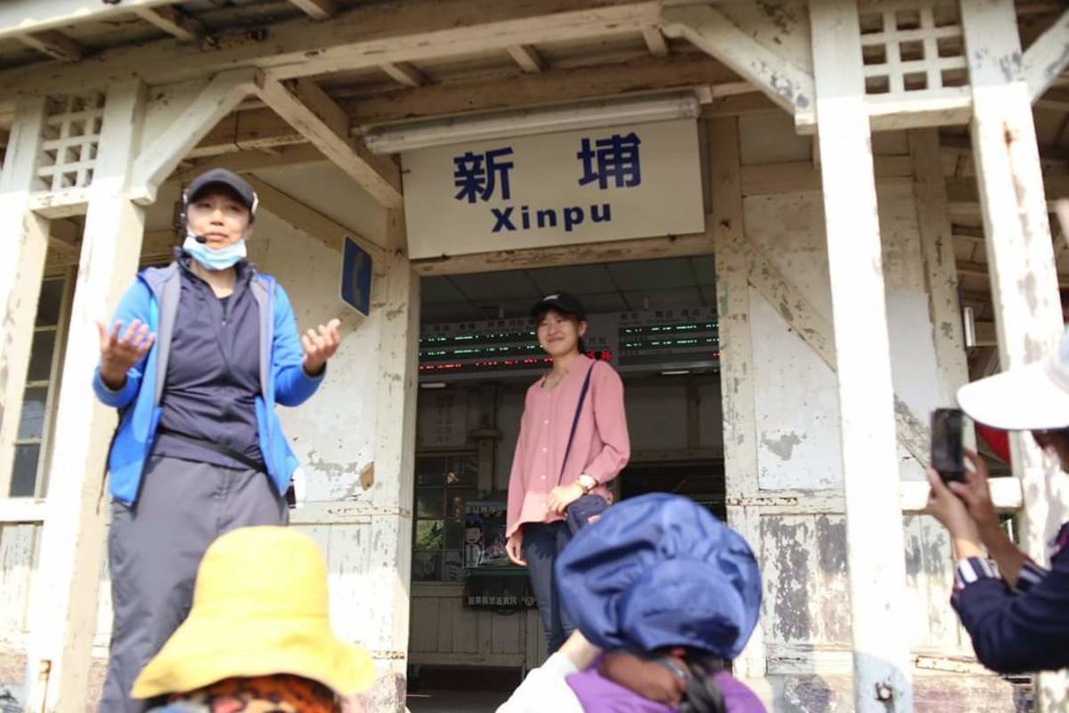 學員藉人物與新埔車站練習構圖（圖片來源：苗栗縣教育處）