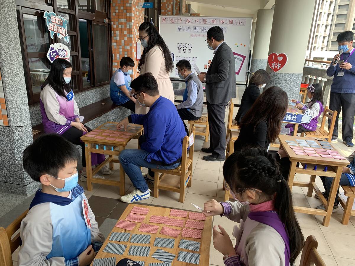 貴賓們與新林國小的學生一起玩牌卡，體驗在寓教於樂的過程中學習注音符號。