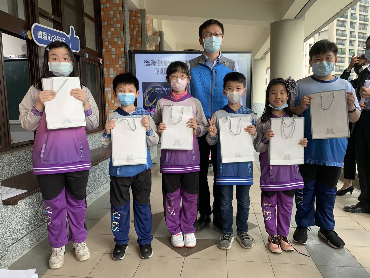 教育局長張明文(中)親自贈送小禮物給這些小小國際人