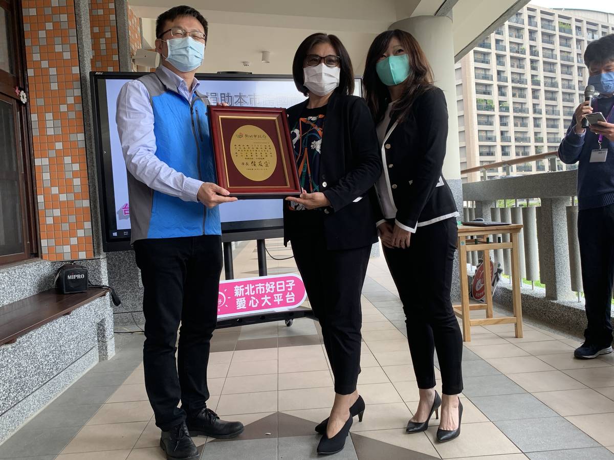 教育局長張明文(左)頒發感謝狀予臺北逸澤扶輪社