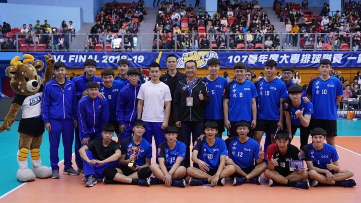 107學年度中原大學奪下季軍照。