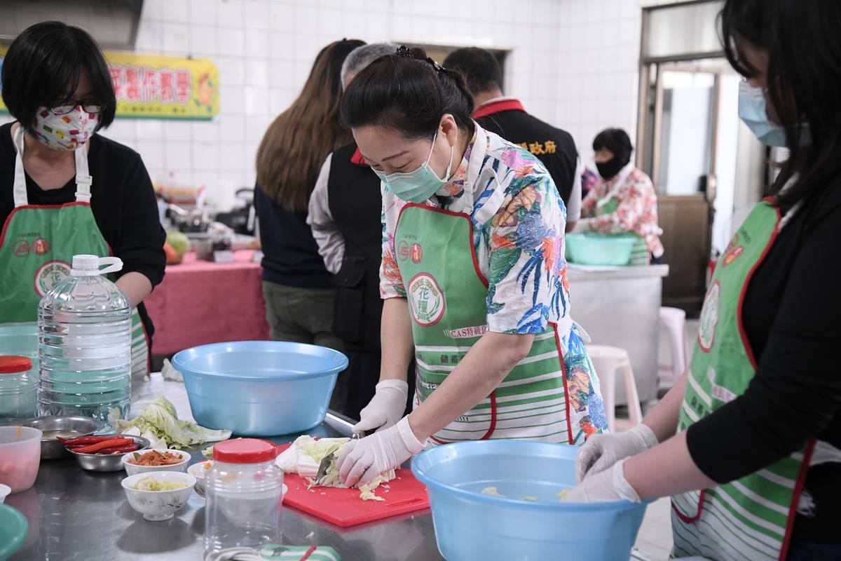 縣長親手做泡菜.jpg