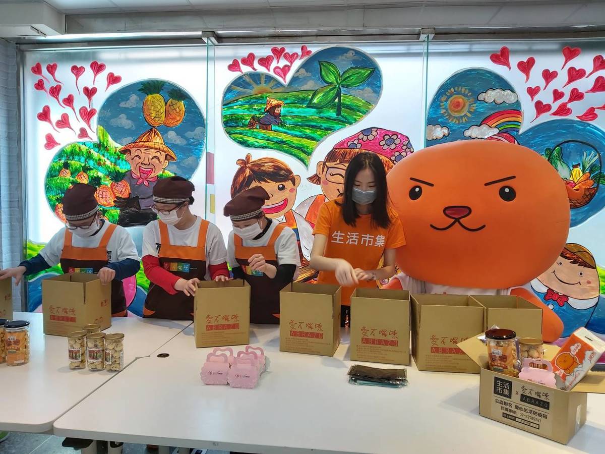 生活市集夯吉和庇護工場的員工一起包裝