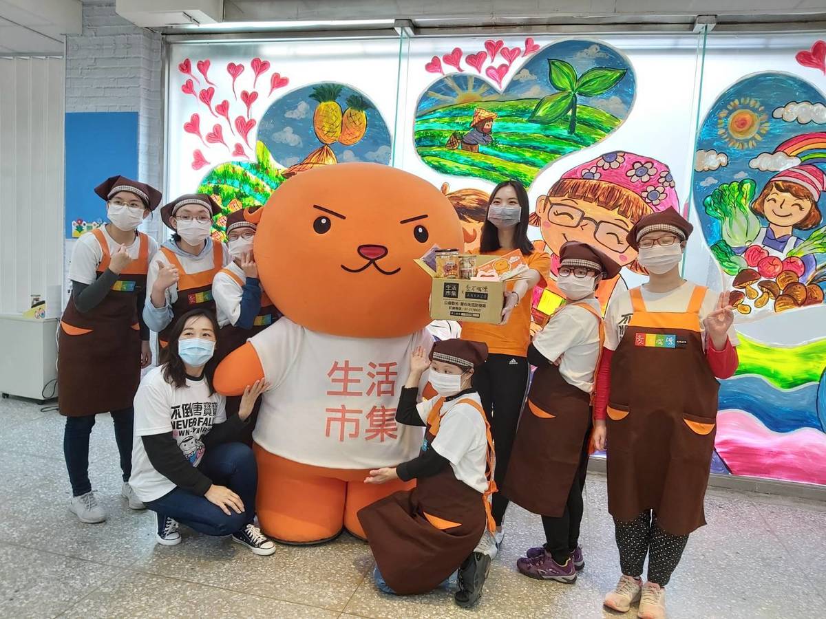 生活市集夯吉和庇護工場的員工一起合影