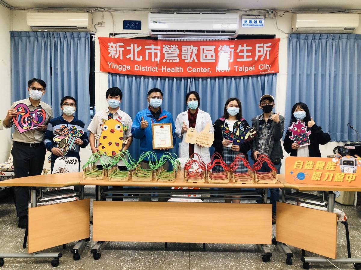 鶯歌工商孔令文校長率創客團隊贈送衛生局自製防護面罩
