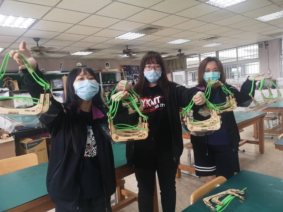 鶯歌工商學生自製防護面罩