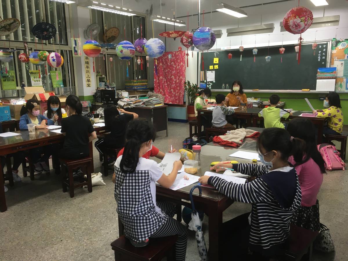 客家戲劇社團的同學們在羅松香老師的帶領下，大聲地朗誦劇本台詞。