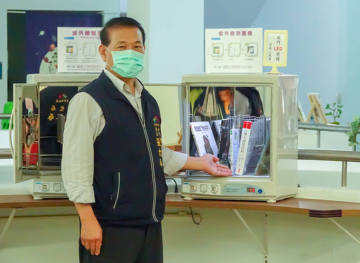 中市圖每一館均配置紫外線圖書殺菌機-圖為文化局長張大春