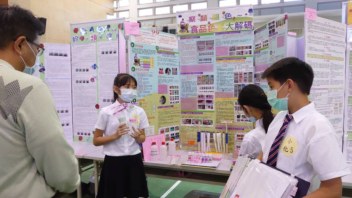 國小組參展學生向評委介紹作品（圖片來源：苗栗縣教育處）