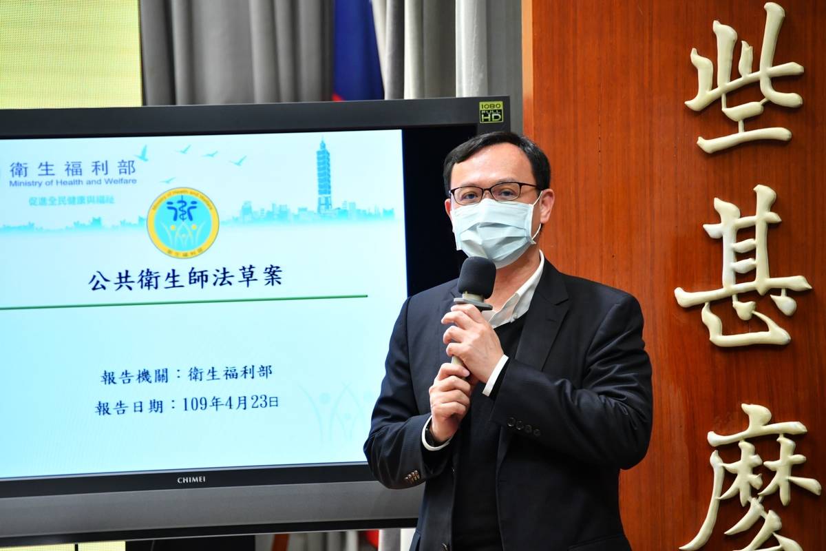 衛福部醫事司司長石崇良說明草案。(行政院提供)