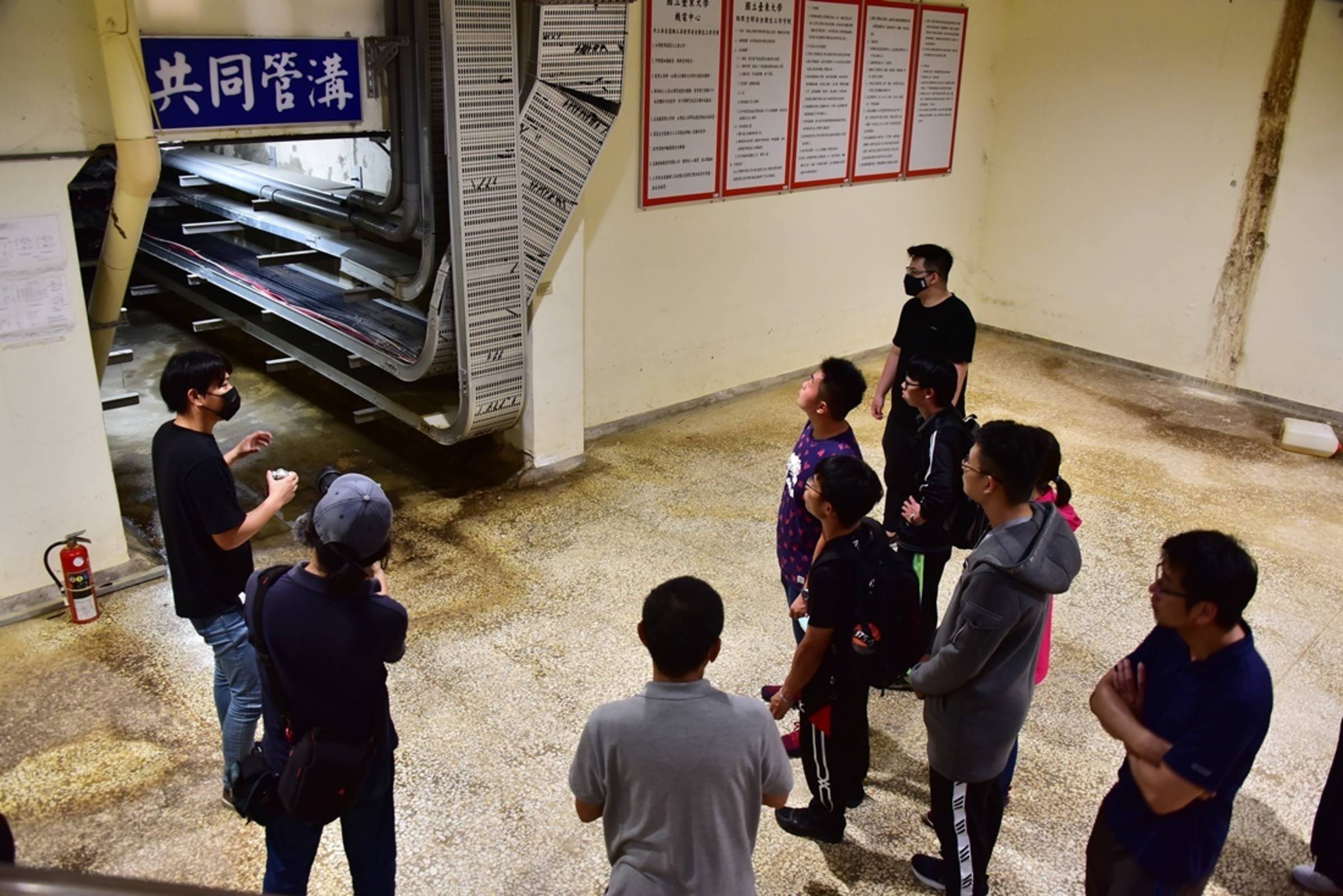 臺東大學校園生態環保之旅帶領師生一窺神秘的地下共同管溝真面目。