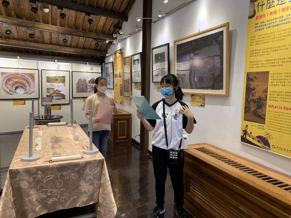 周宇瑄同學導覽南宋宮廷畫家馬麟的〈靜聽松風圖〉。（記者周明慧提供）
