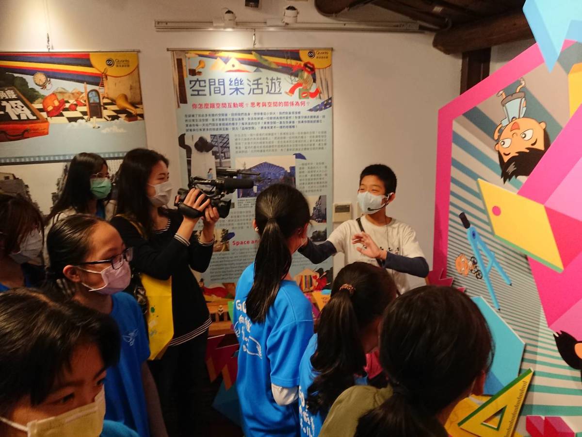 曾宏澤同學進行畫作導覽。（記者周明慧提供）