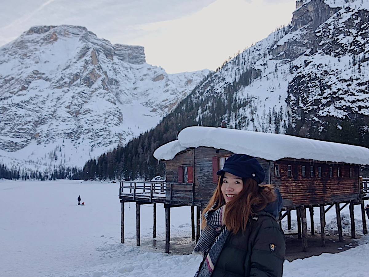 「Lago di Braies 布萊埃斯湖」
義大利東北區域（接近奧地利），同時也是阿爾卑斯山的一區，平常夏天這邊的湖是藍綠色的！冬天則會結冰，可以走路。

