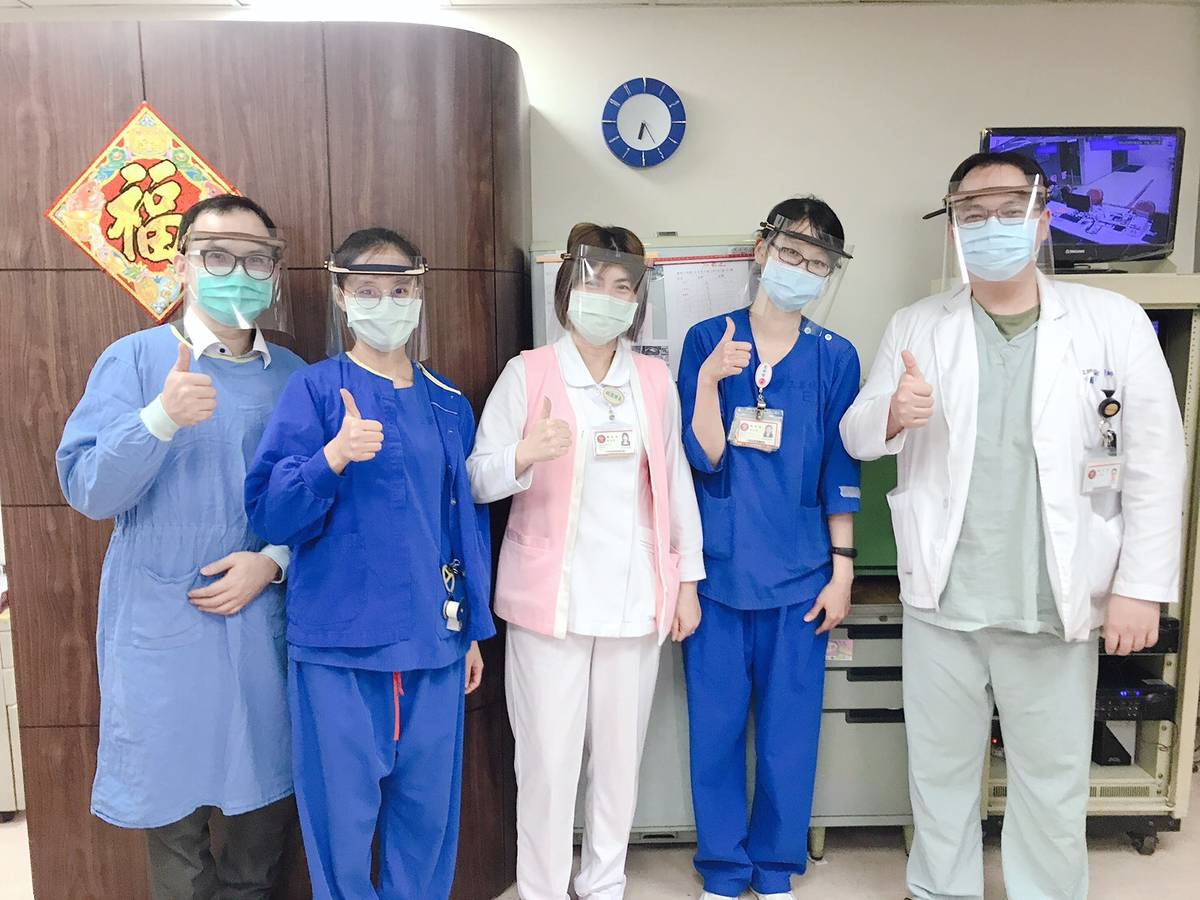 福和國中老師捐贈面罩給第一線醫護人員。/圖由三軍總醫院提供
