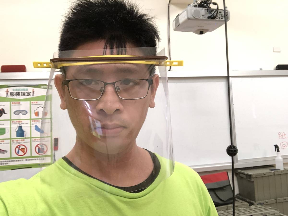 創客社群學校福和國中游允赫老師及自製的安全防護面罩
