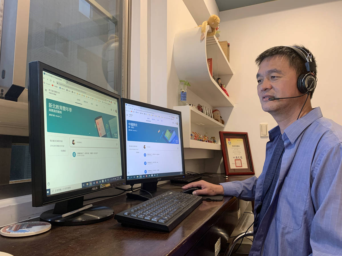 呂聰賢老師帶領新北學子在每週的50分鐘課程「贏得資訊力」
