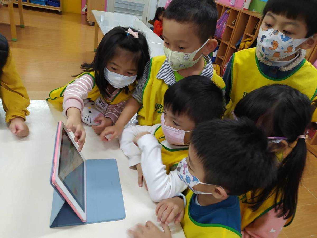 幼兒開心使用平板學習防疫APP