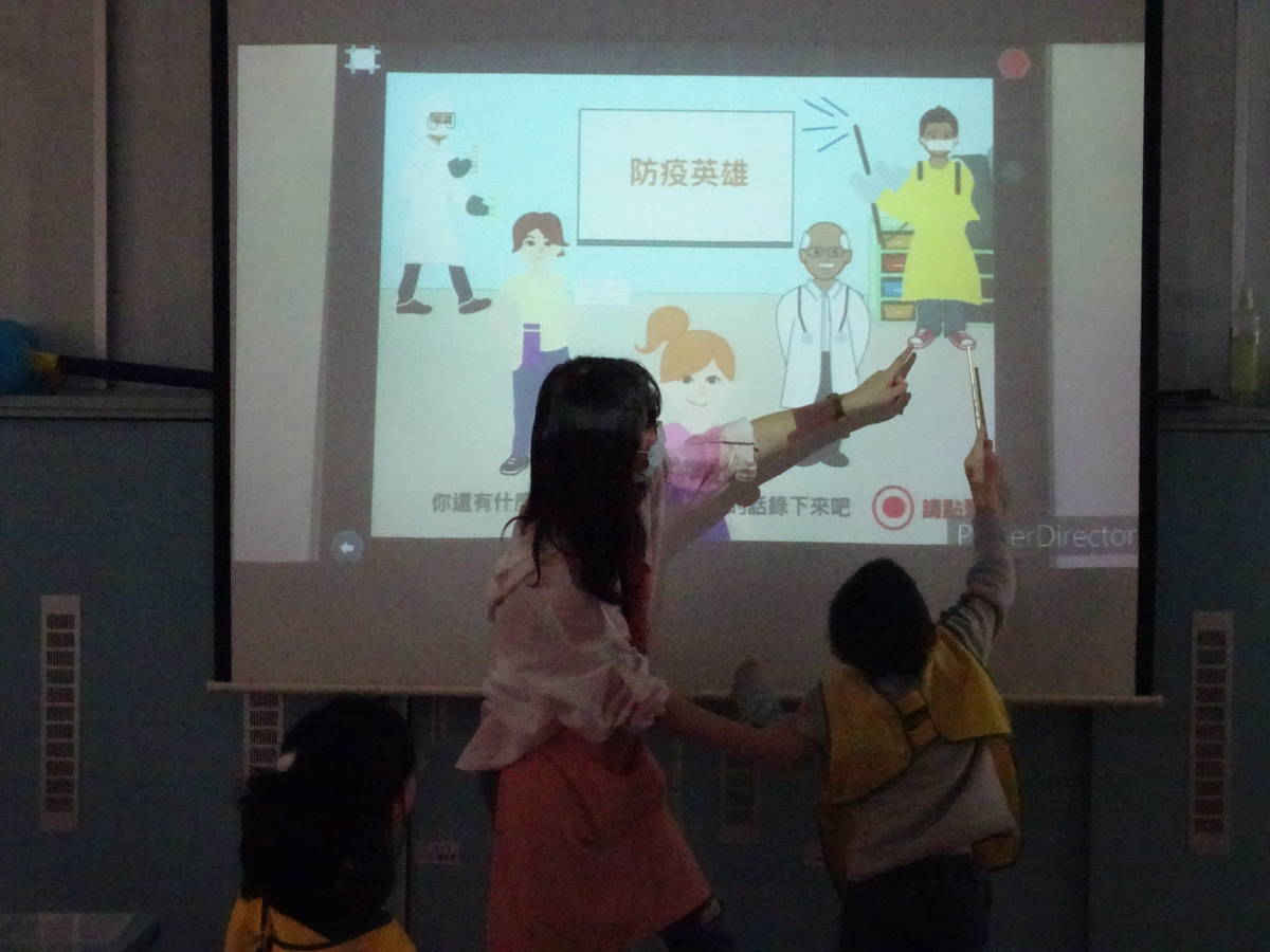 鄭老師引導幼生學習防疫APP