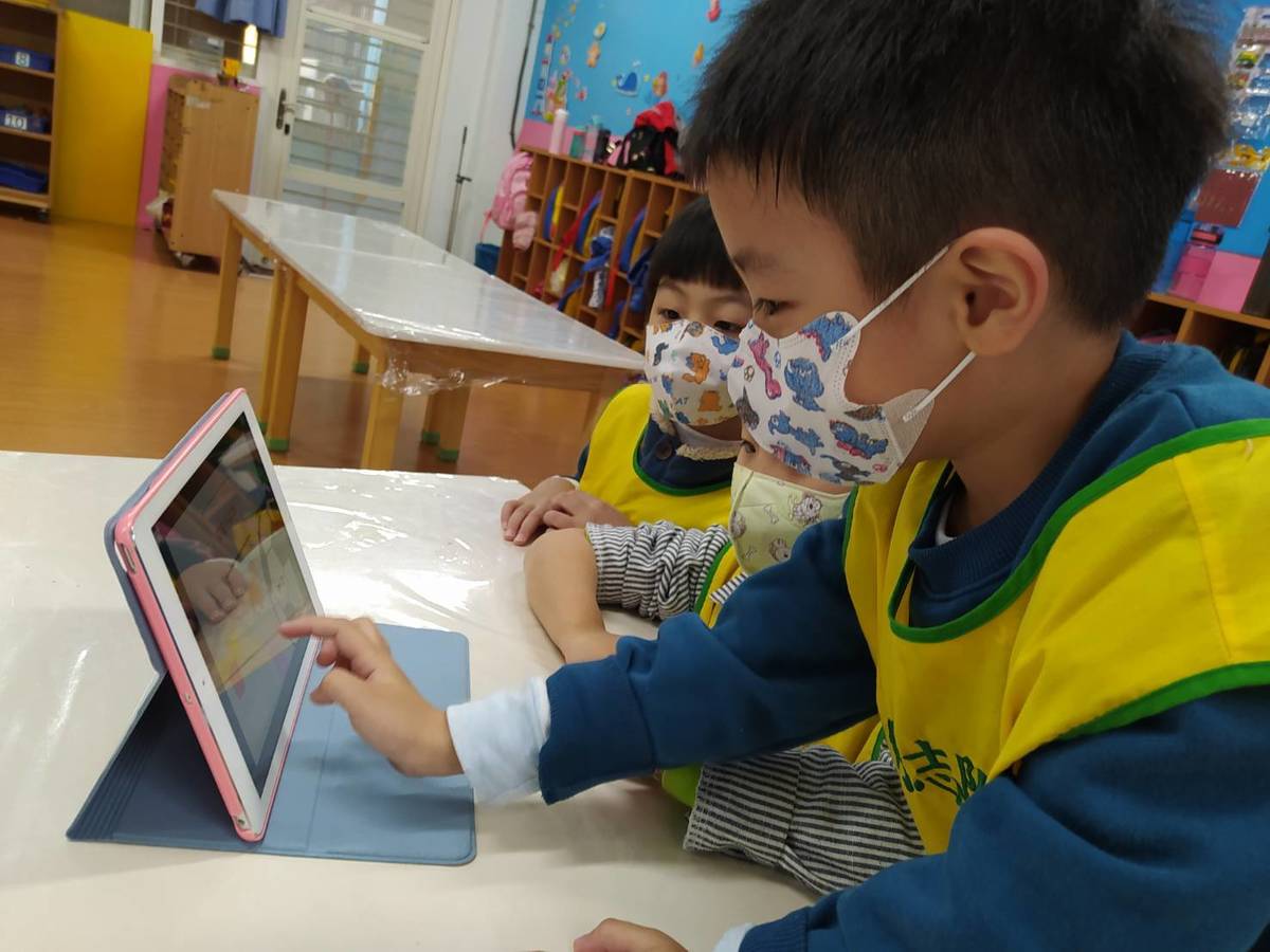 幼兒開心使用平板學習防疫APP