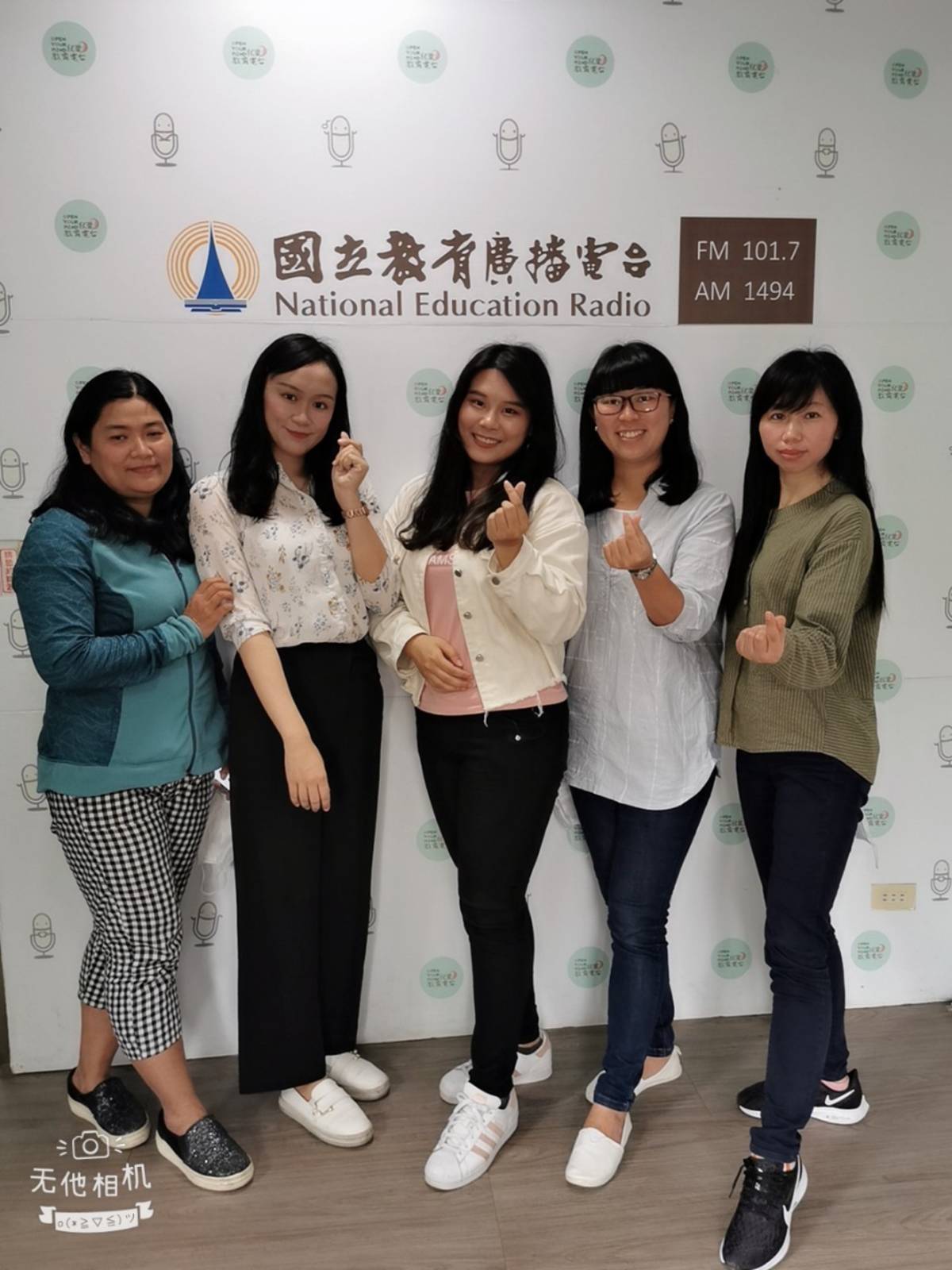 緬甸華文教育服務團的團長與兩位志工與兩位主持人合影