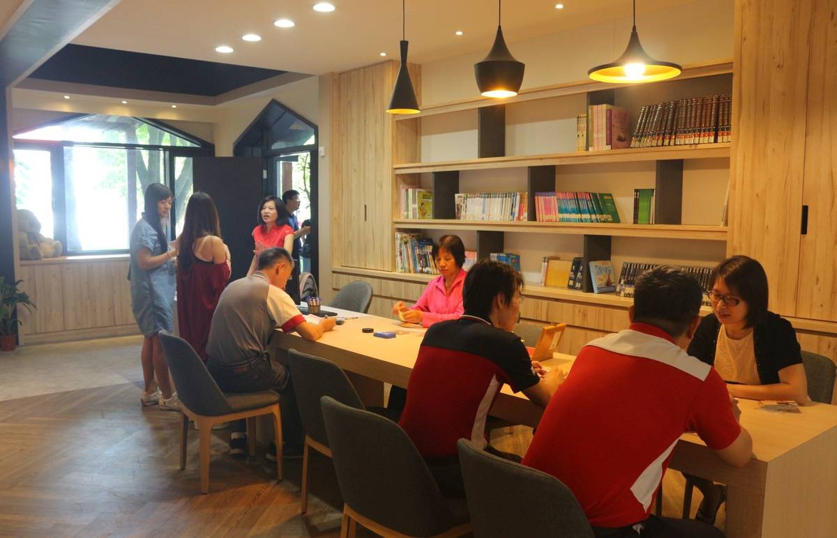 彰化縣南興國小打造了有「誠品風」的圖書館(圖片來源：南興國小臉書)