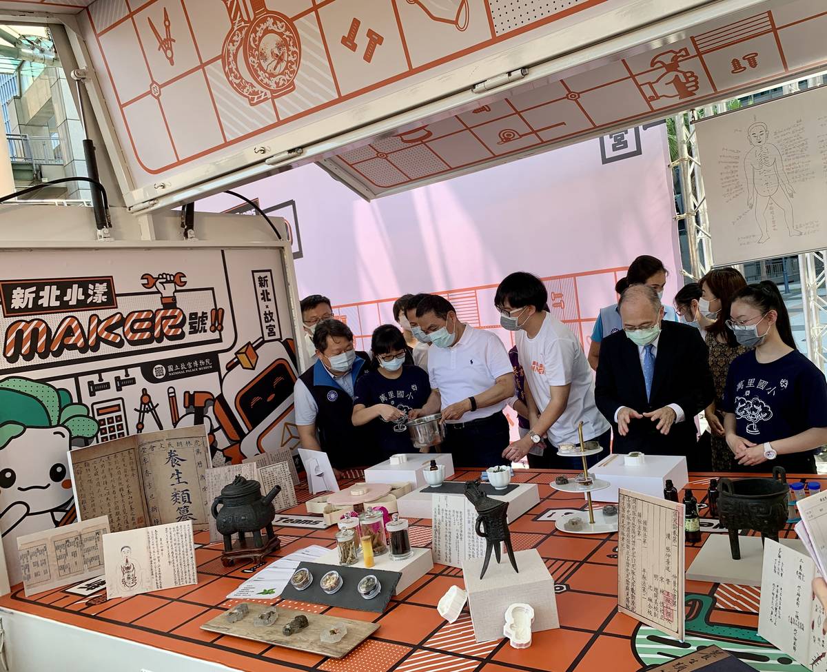 萬里國小的學生在現場親自體驗新北小漾maker號行動車