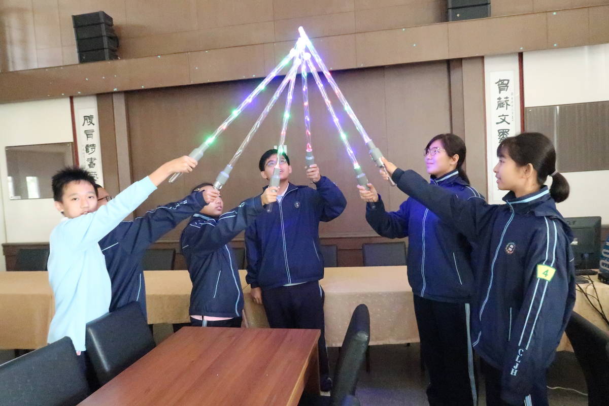 閃亮光劍，結合光學、熱學和電學