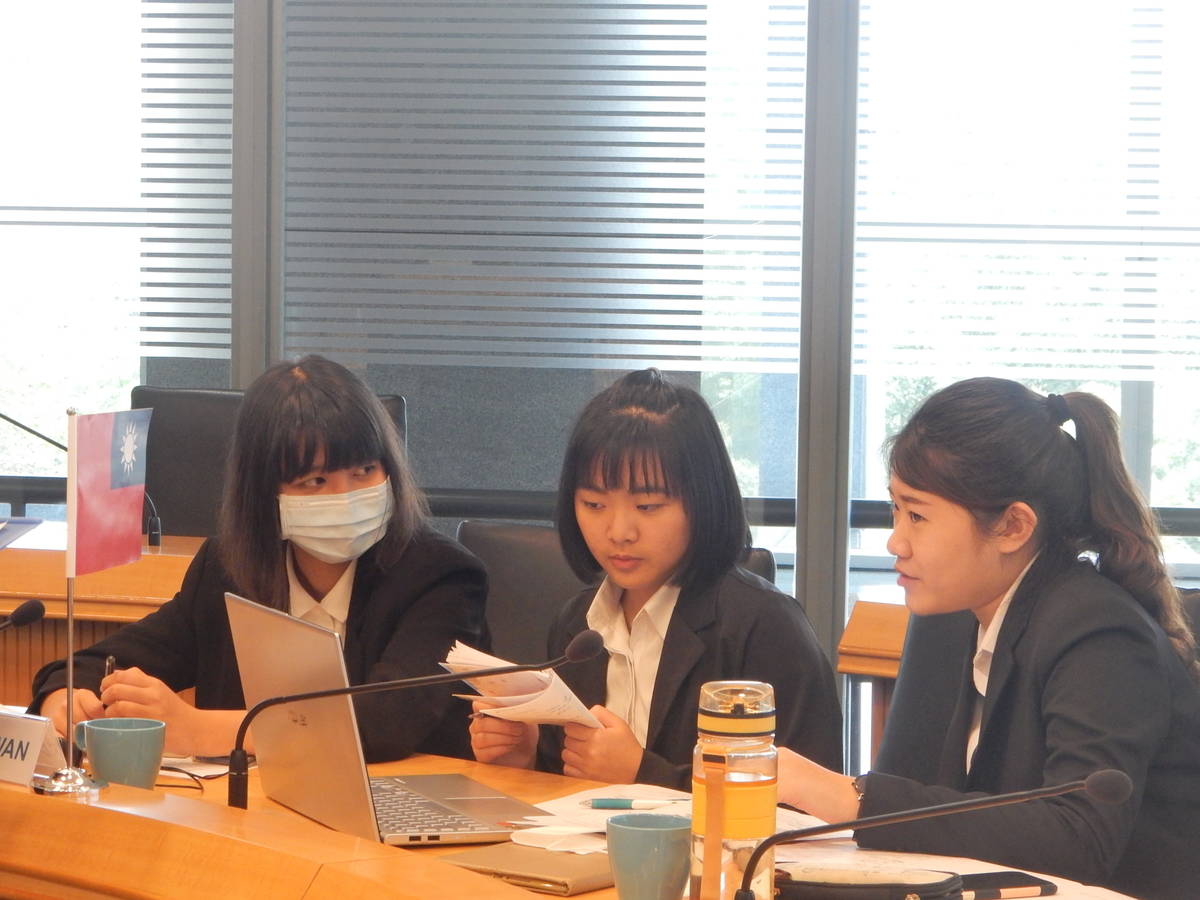 新北市「模擬聯合國課程」是透過模擬國際組織會議形式，學生扮演各國外交官，以不同立場探討國際議題