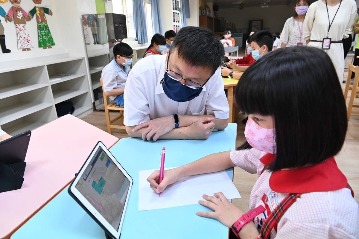 教育局長張明文關心學生利用均一平台進行線上學習的狀況