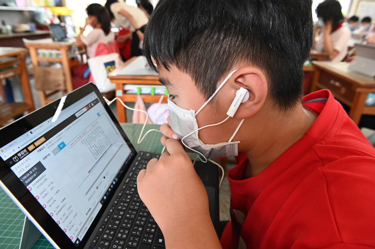 學生利用LearnMode學習吧合作，體驗國語日報的報紙畫記，並利用AI幫助學生提升口語能力