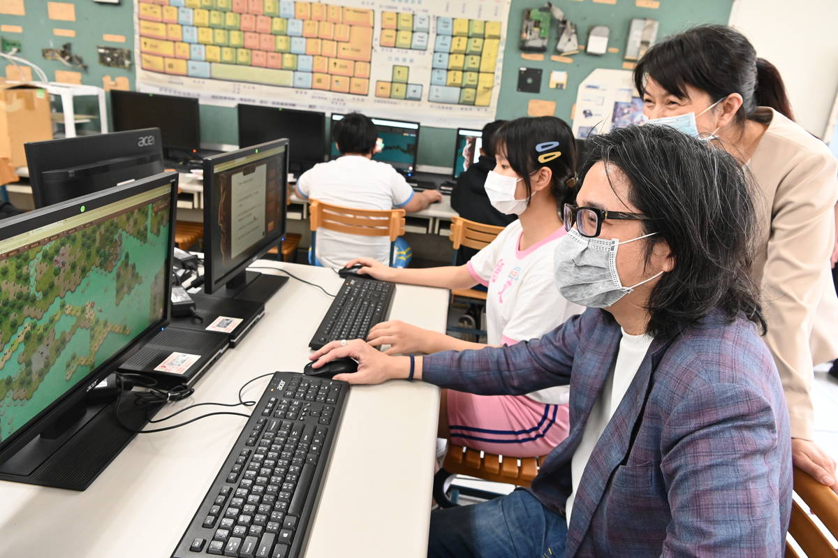 葉丙成教授與6年級小朋友一起體驗文德國小林胤甫老師用PaGamO設計防疫知識闖關