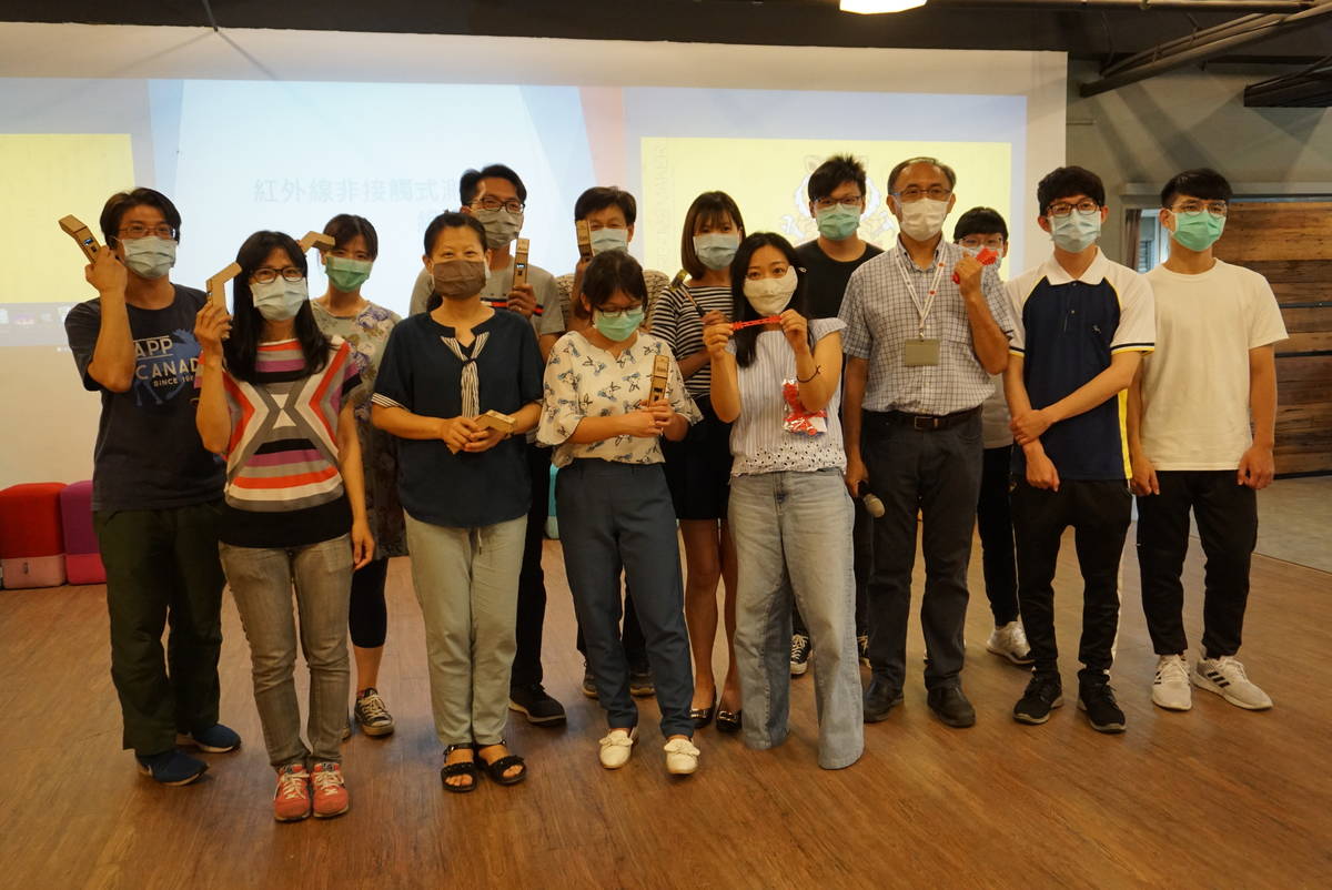 參與自製「原型非接觸式紅外線額溫槍工作坊」的學員開心合影 (照片:虎尾科大提供)