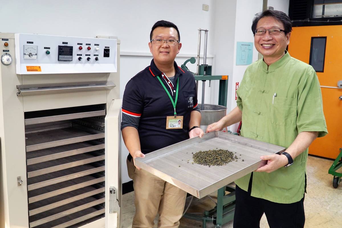 大葉大學食生系主任(右)輔導碩士班學生劉桄瑋以更科學的方式做出好喝的茶。(圖片來源：大葉大學提供)