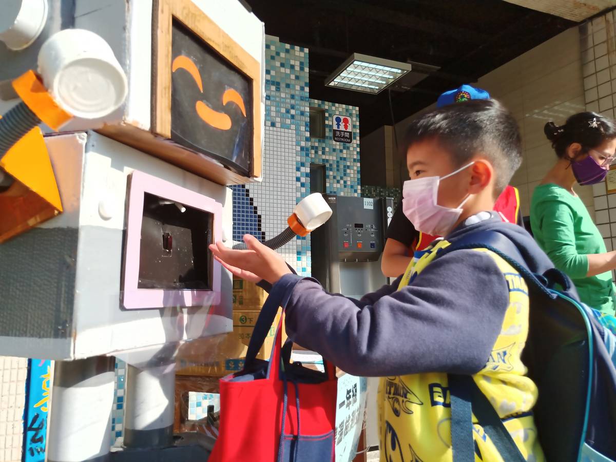 八里國小師生共作小漾酒精消毒機