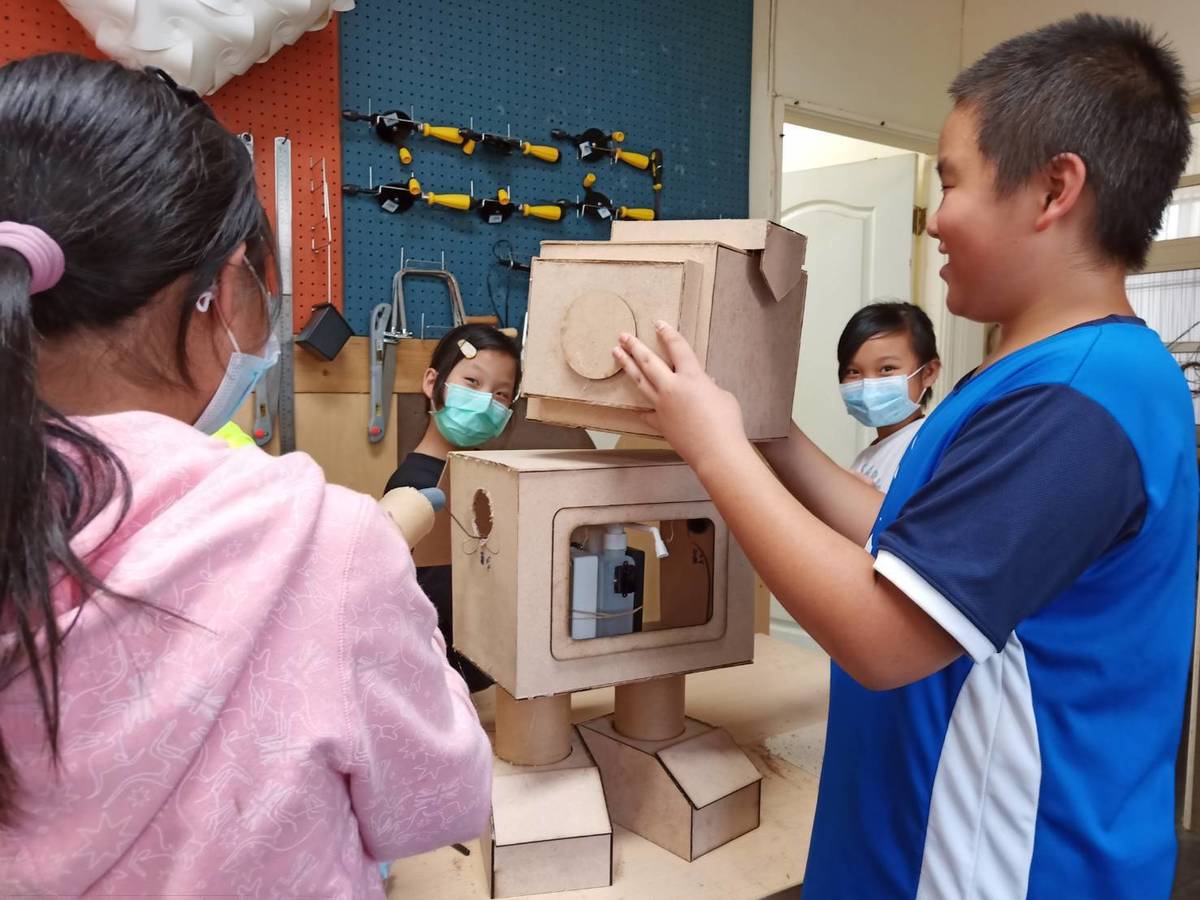 八里國小師生共作小漾酒精消毒機