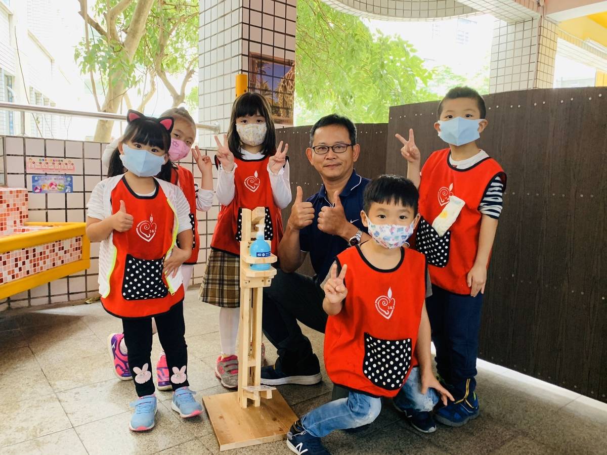 中正國中林東保主任與幼兒園與腳踏式按壓洗手乳裝置合影