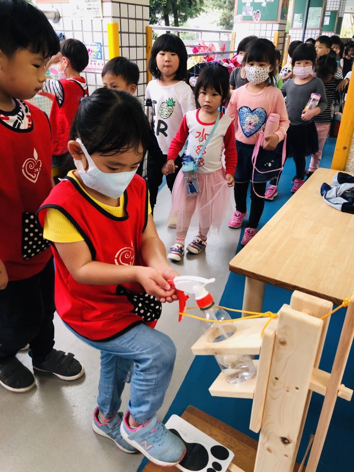 幼兒園學生使用腳踏式酒精消毒裝置