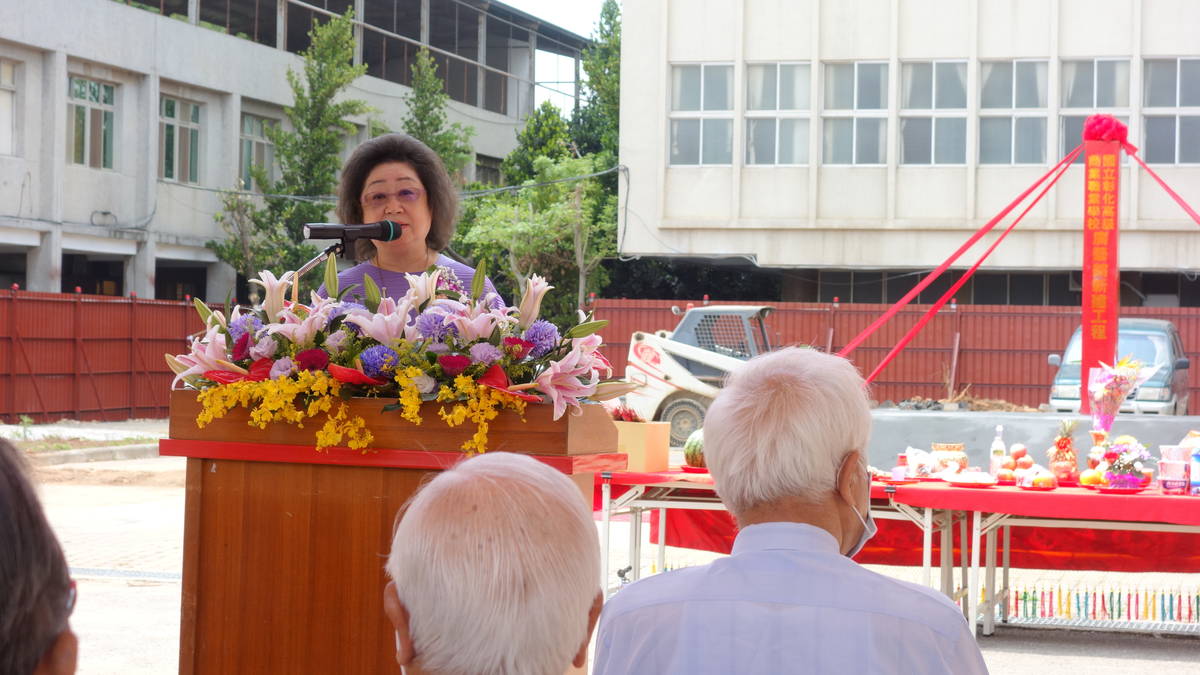 教育部范巽綠政務次長祝福彰化高商廣藝館的工程圓滿順利