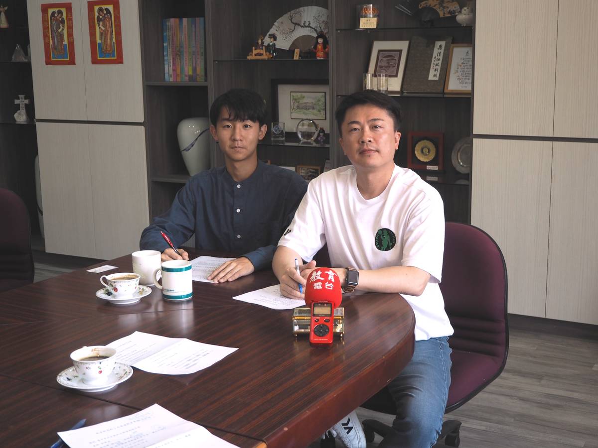 賴以恆同學與影片指導老師郭學政(右)的合影