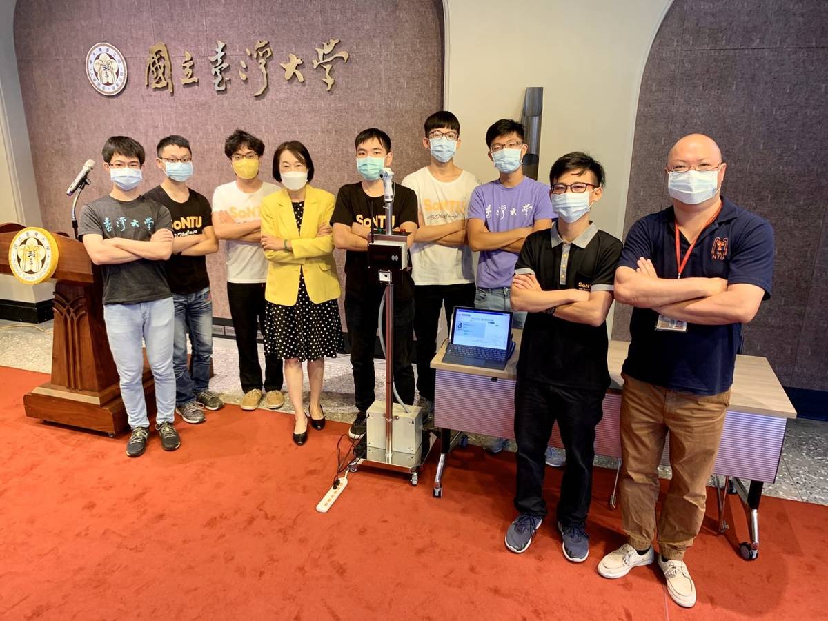 臺灣大學防疫團隊展示防疫一號(臺大提供)