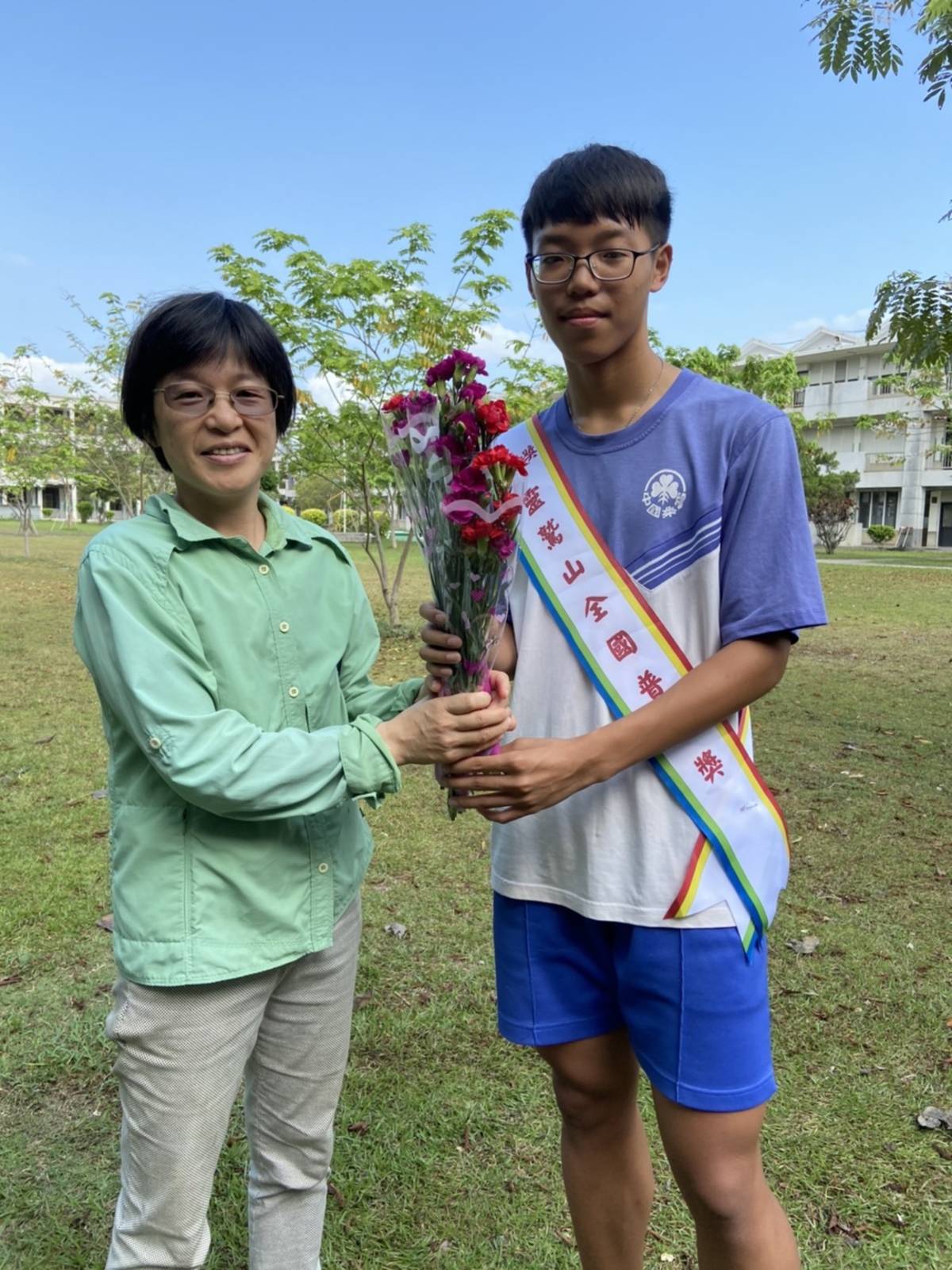 寶桑國中學生蕭遠(右)獲選全國普仁獎，與導師陳惠菁合影。


