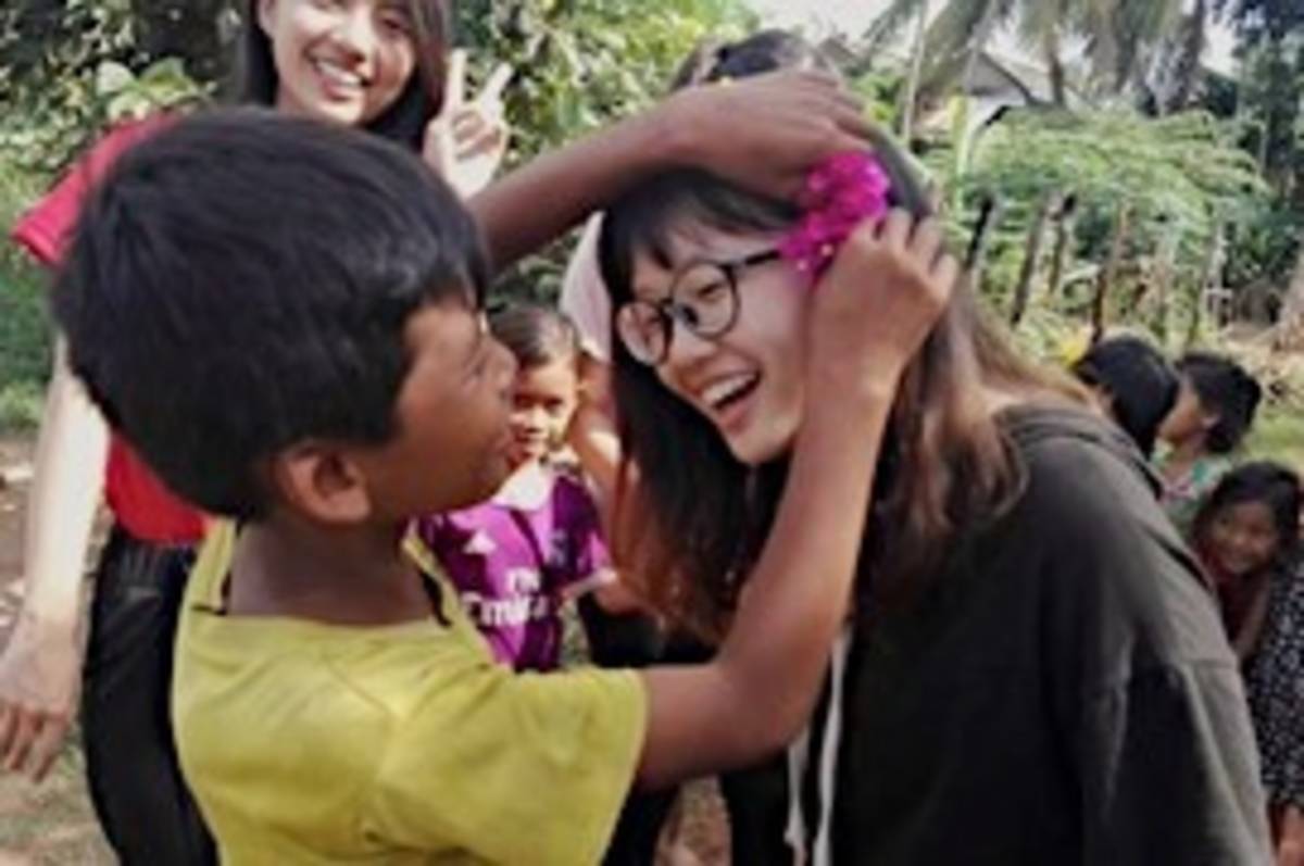 當地小孩與昱珺的可愛互動
