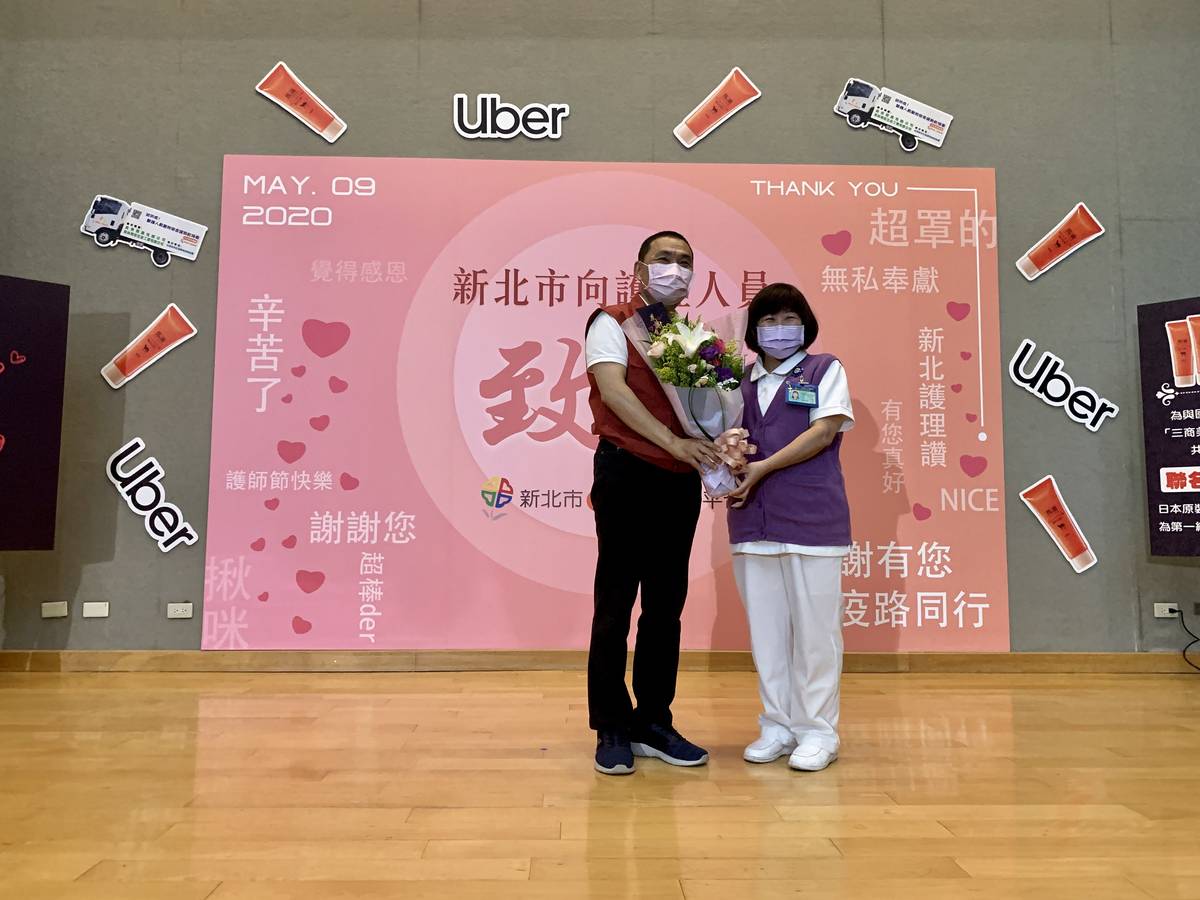 新北市長侯友宜也一一向現場的醫護同仁獻花並祝福護師節快樂。