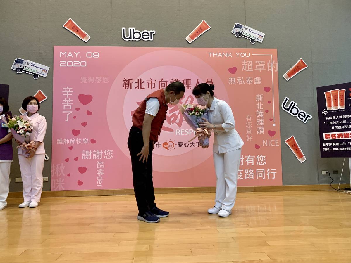 新北市長侯友宜也一一向現場的醫護同仁獻花並祝福護師節快樂。
