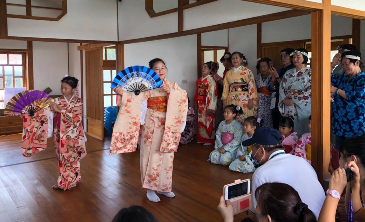 「北町生活節」藝文活動中，小朋友穿起和服表演舞蹈，引起大家圍觀。