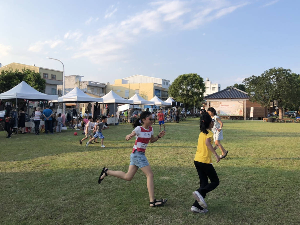 小朋友在北町草地上快樂的奔跑